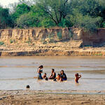 Retrato de la artista junto integrantes de la comunidad. 
