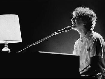 Charly García y su velador en Luna Park