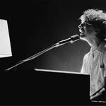 Charly García y su velador en Luna Park