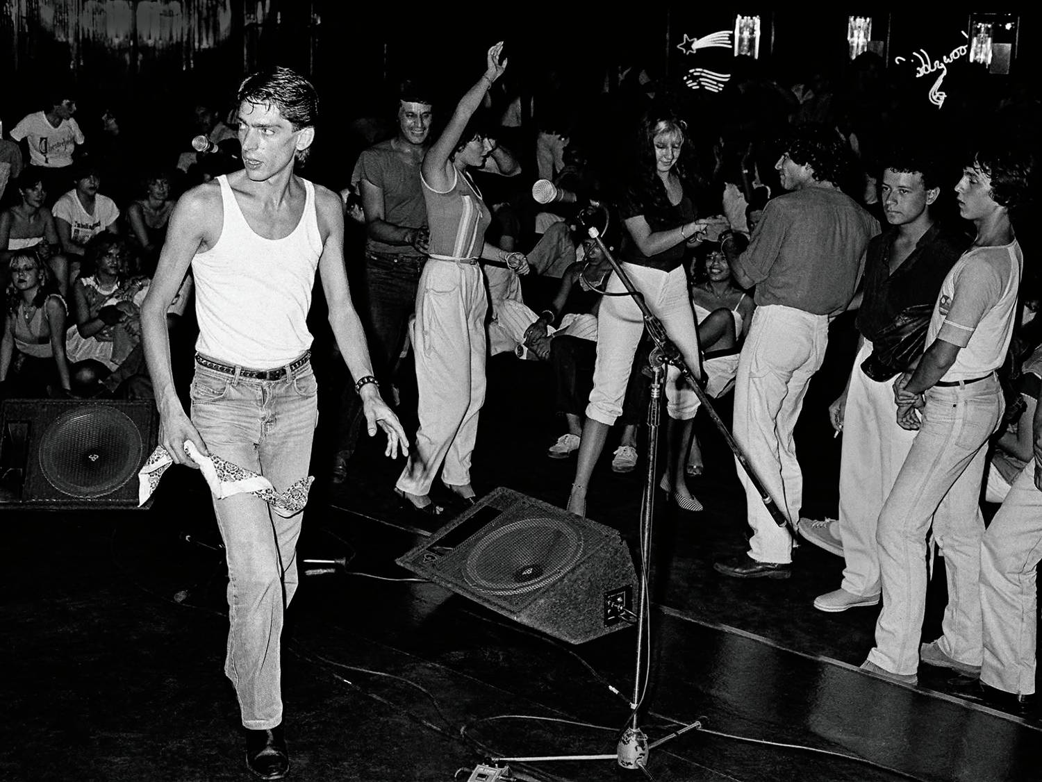 Fede Moura tocando en una disco de La Plata 