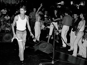 Fede Moura tocando en una disco de La Plata 