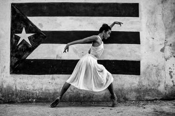 Bailarina y la Bandera 