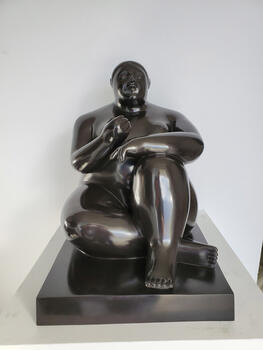 Piccola Donna Seduta con Mela