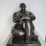 Piccola Donna Seduta con Mela