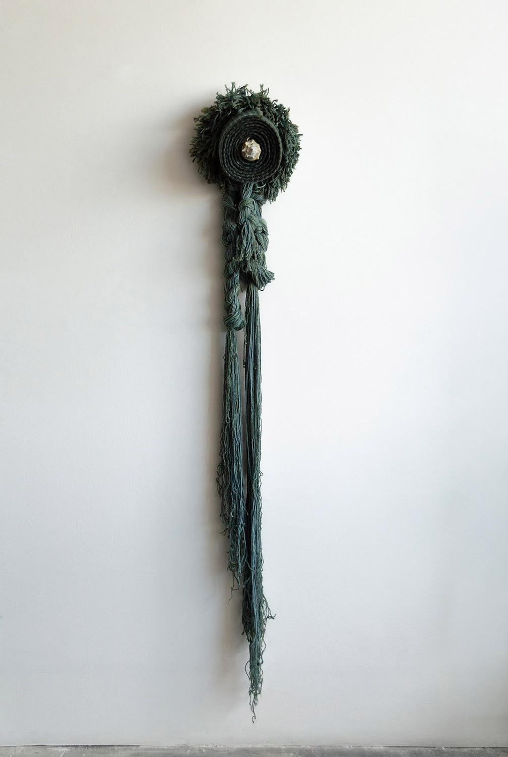 Mujer ofrendando caracol e hilo