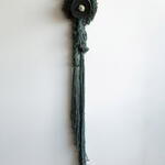 Mujer ofrendando caracol e hilo